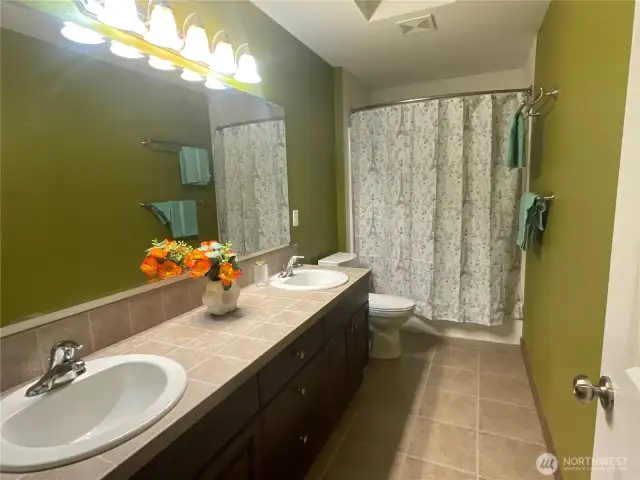 Hallway bath with dual sinks