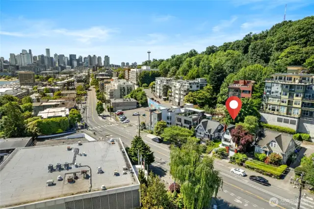 Minutes from downtown/SLU/Lake Union by bike or car.