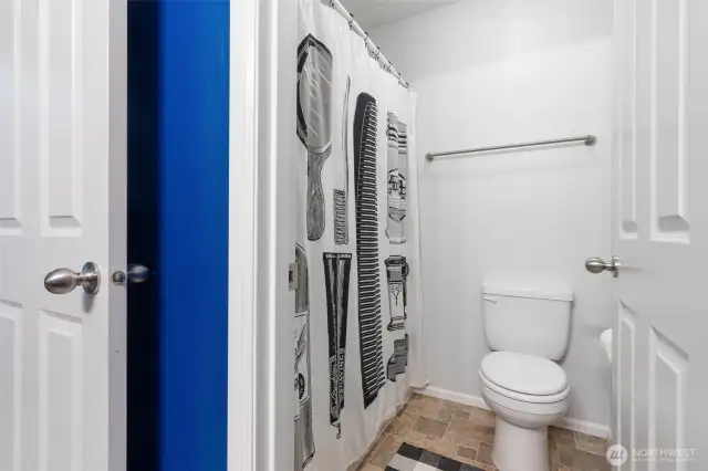 bathroom with full size tub