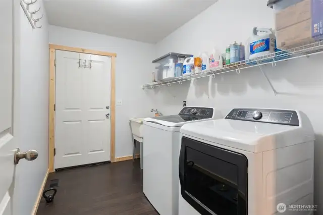Laundry (washer/dryer stay)