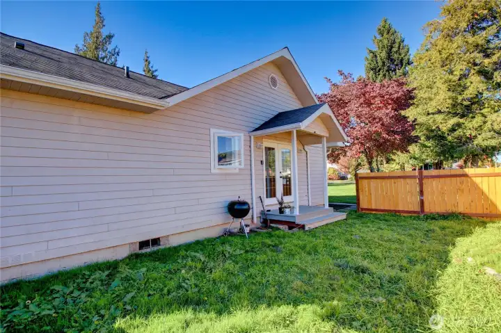 Fully fenced side yard