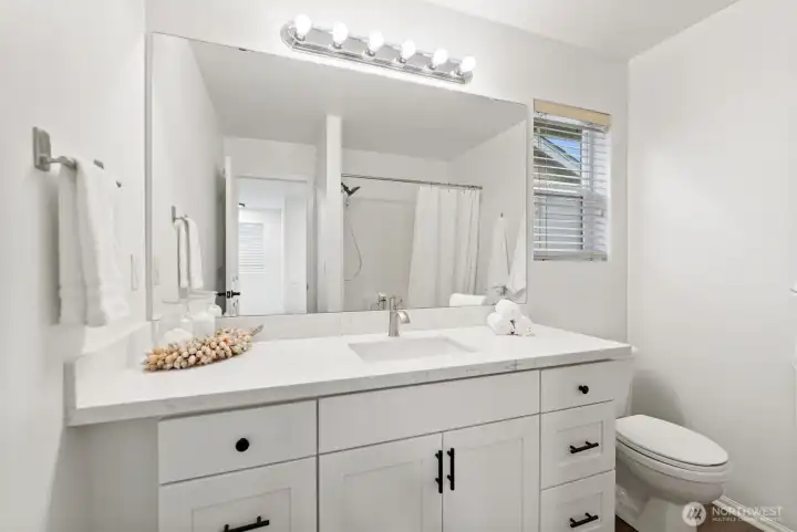 Full Guest Bathroom with Tub