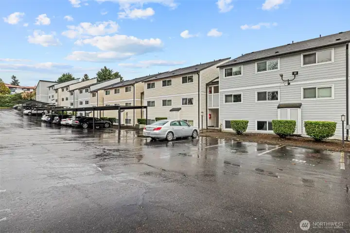 Close to I-5, I-405, hwy 99 and hwy 518 as well as bus transit.