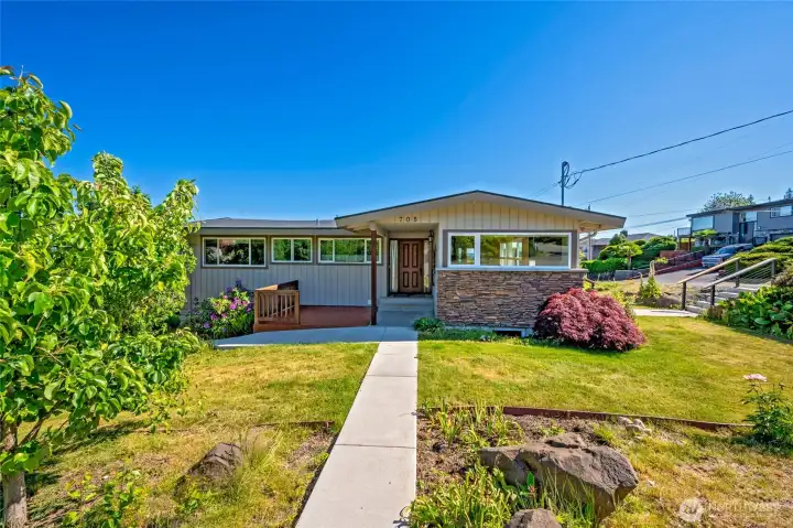 Oversized corner lot (10,000 sq ft) Oversized corner lot (10,000 sq ft)