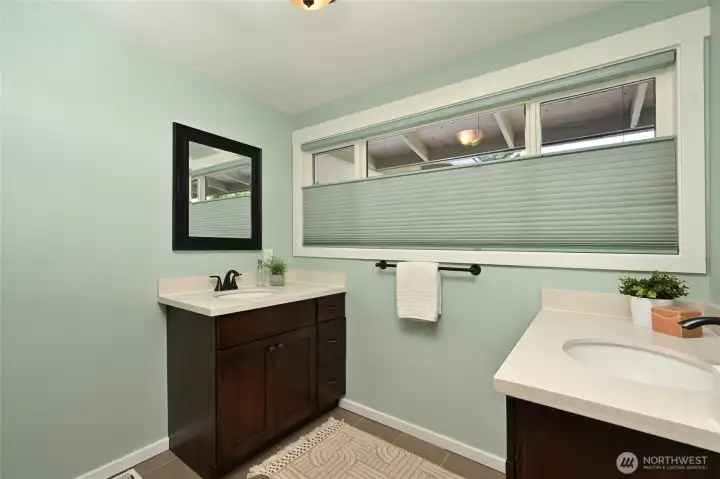 Full bath on main with double sinks Full bath on main with double sinks
