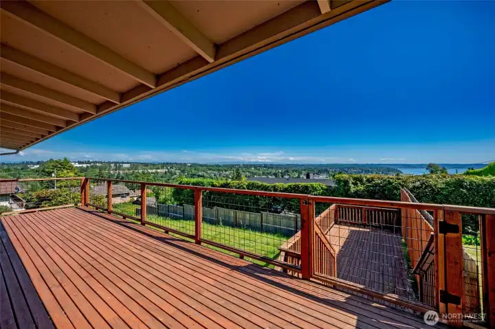 Oversize decks - plenty of entertaining space Oversize decks - plenty of entertaining space
