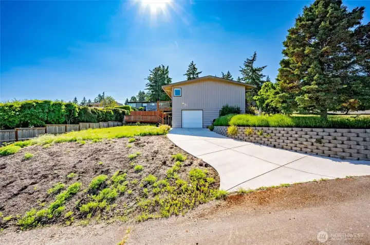 Long driveway would allow for extra parking - one car garage is oversized Long driveway would allow for extra parking - one car garage is oversized