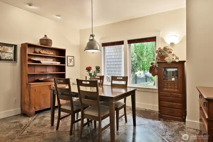 Well lit dining area for daytime and evening uses Well lit dining area for daytime and evening uses