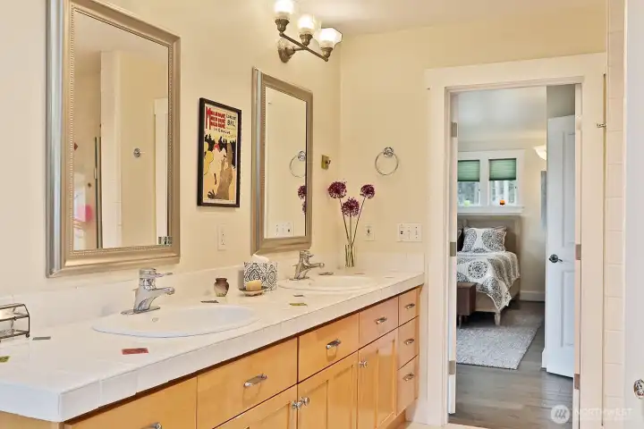 En-suite full bathroom En-suite full bathroom