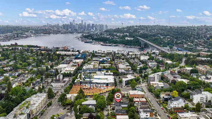 Unbeatable location near Fremont, Ballard, Green Lake, Woodland Park Zoo, Phinney Ridge, the Burke-Gilman Trail, Sunday Farmers Market, restaurants, breweries, coffee shops, shopping, parks, recreation, transit, downtown Seattle, and major highways.