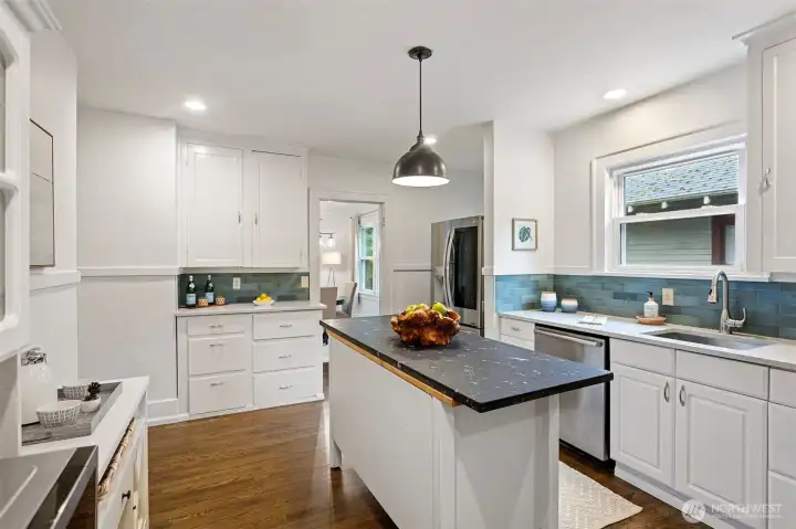 Stainless steel appliances include GE gas range/oven, Bosch Dishwasher, LG Refrigerator with glass door-in-door access and ice-water dispenser and Panasonic microwave.