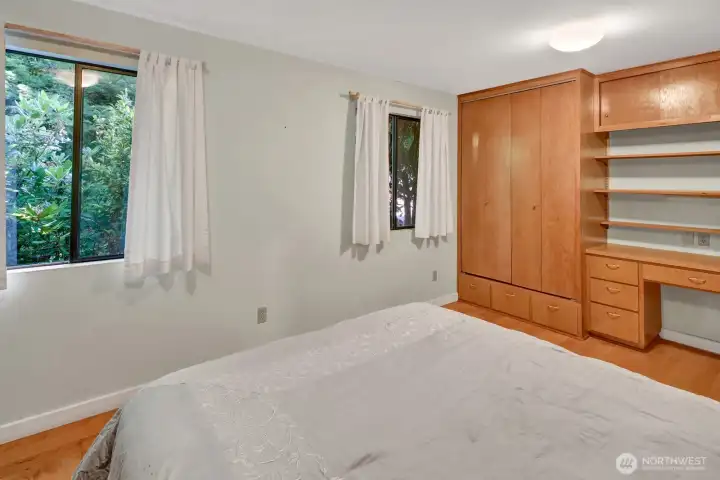 2nd bedroom showing the other side of the built in.