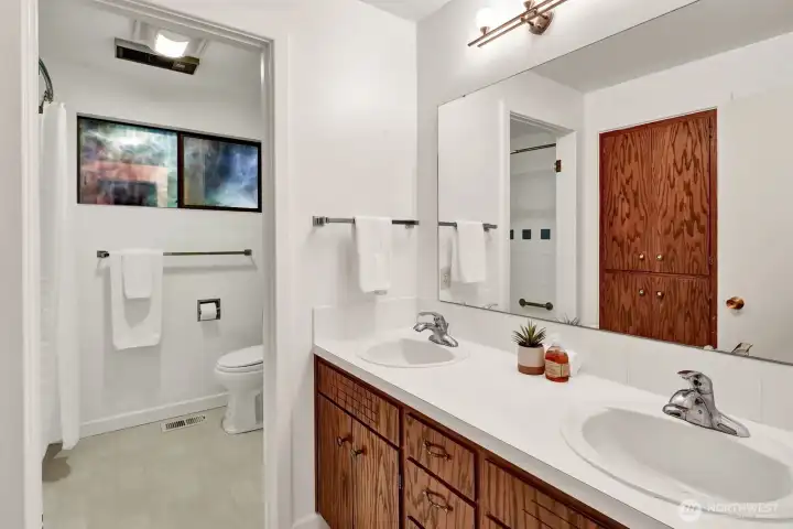 Full bath in hallway outside all the bedrooms.