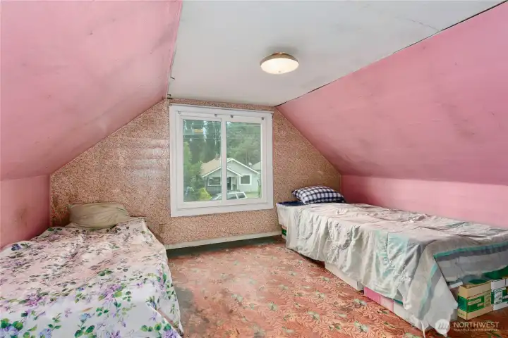 2nd bedroom upstairs. 2nd bedroom upstairs.