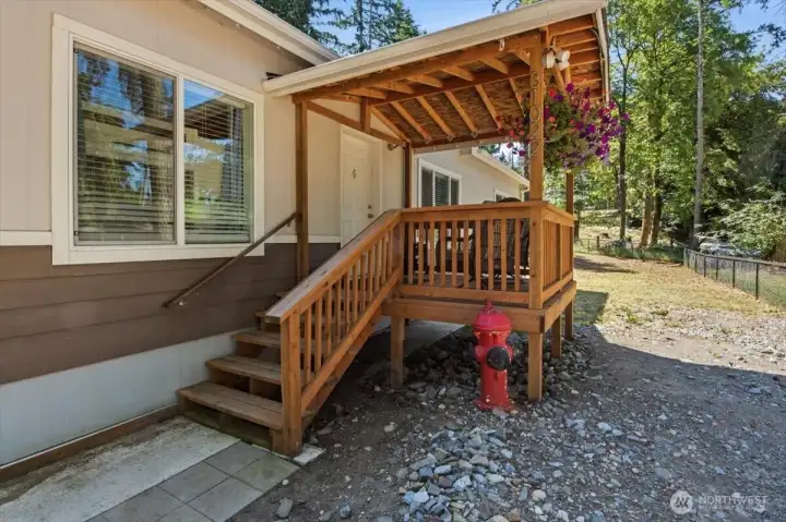 Covered Porch & Sitting Area Covered Porch & Sitting Area