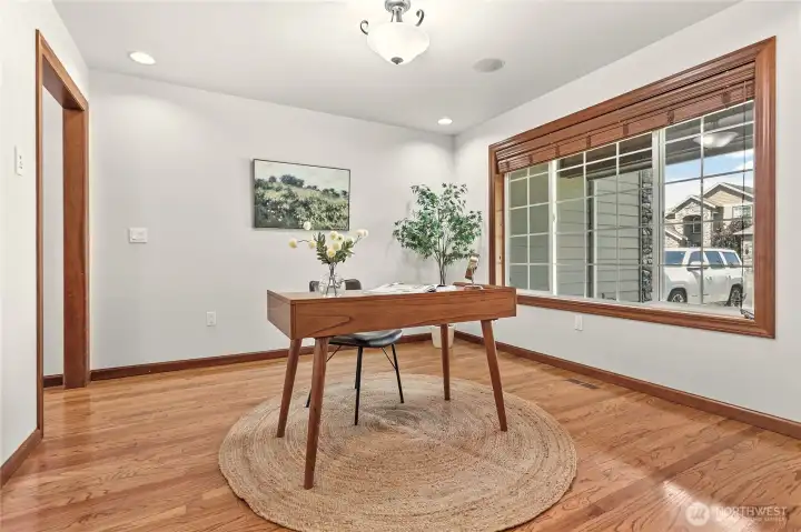 Has access to both front entry and around to kitchen/dining area Has access to both front entry and around to kitchen/dining area