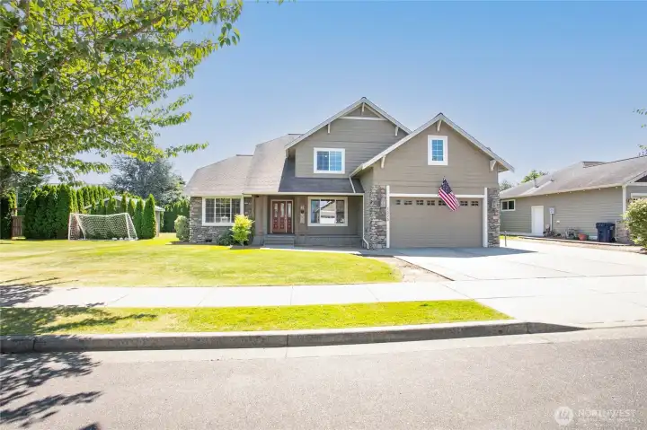 Nice wide front yard too! Nice wide front yard too!
