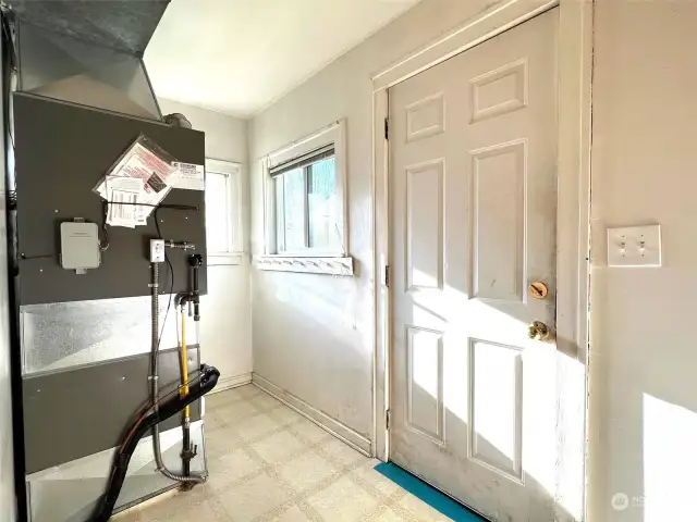 Great mudroom space, and 2 windows let light in this small but powerful room ;)