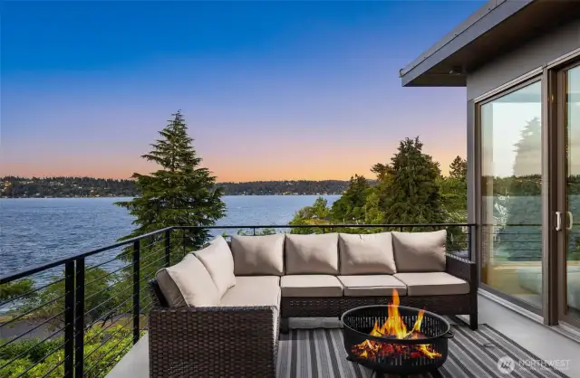 Upper level deck with views of Lake Washington, Rainier and the city!