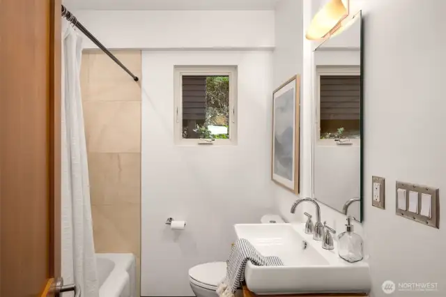 Main level full bath with travertine tile.