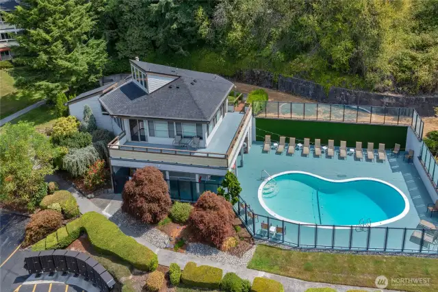 This well maintained community features a pool, park-like grounds, sauna, jacuzzi, clubhouse, and exercise room.