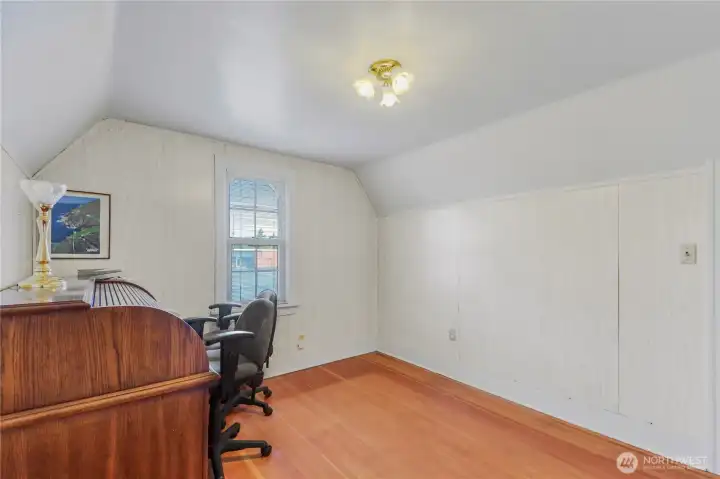 Pstairs bedroom/Office
