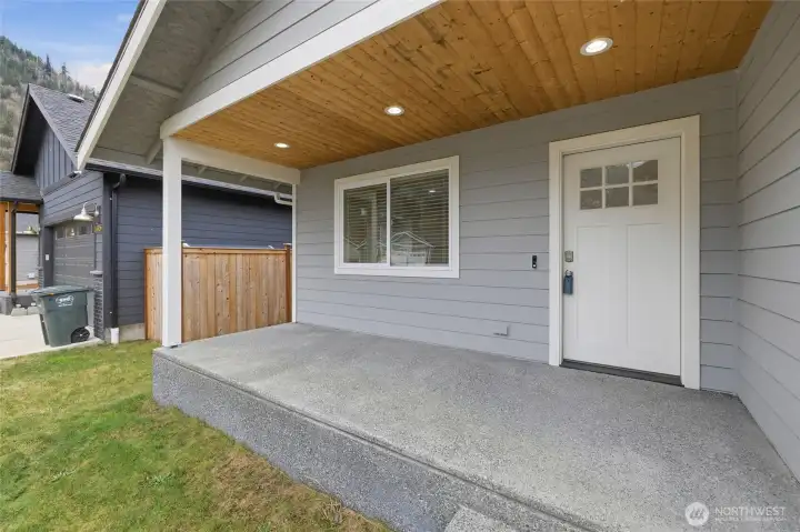 Beautiful covered front patio with stunning mountain views!