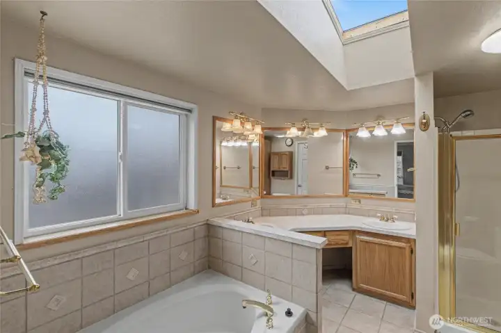 Primary Bath-Dbl Sinks, Soaking Tub, Walkin Shower & Closet