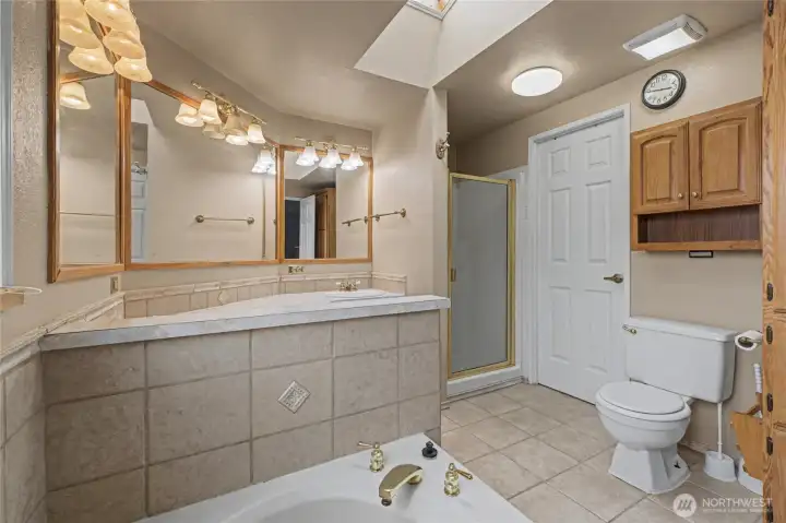 Primary Bath-Dbl Sinks, Soaking Tub, Walkin Shower & Closet