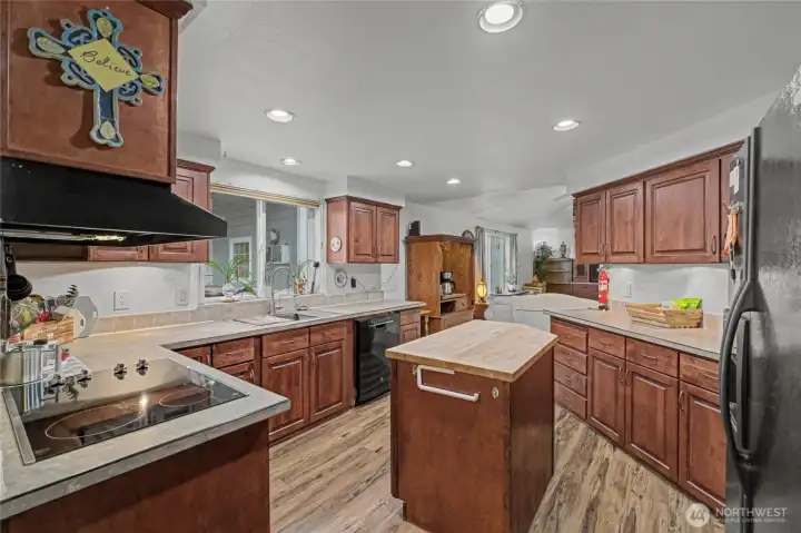 Open Kitchen w/ Island