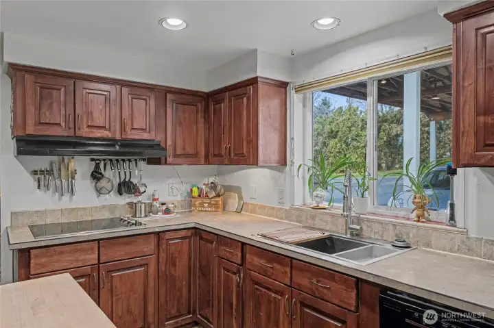 Kitchen w/ moveable drain baskt / cutting board