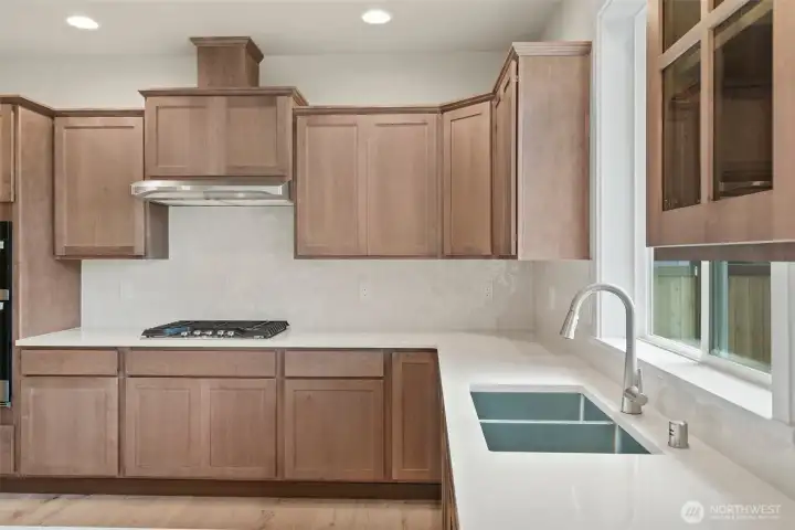 Kitchen appliances include microwave/oven combo, gas cooktop w/overhead vent hood & dishwasher.