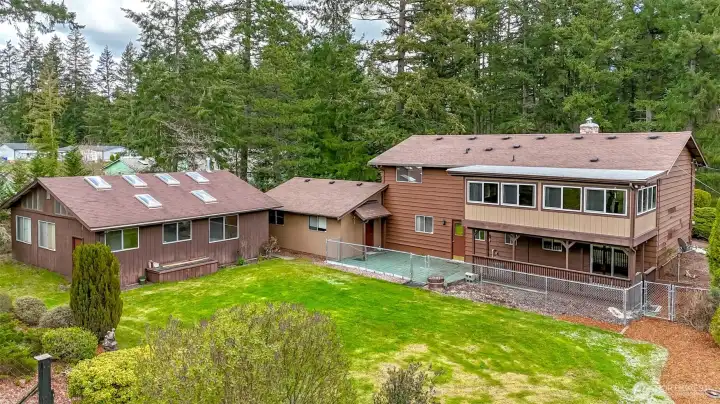 Huge fenced yard for pet, garden, play and more