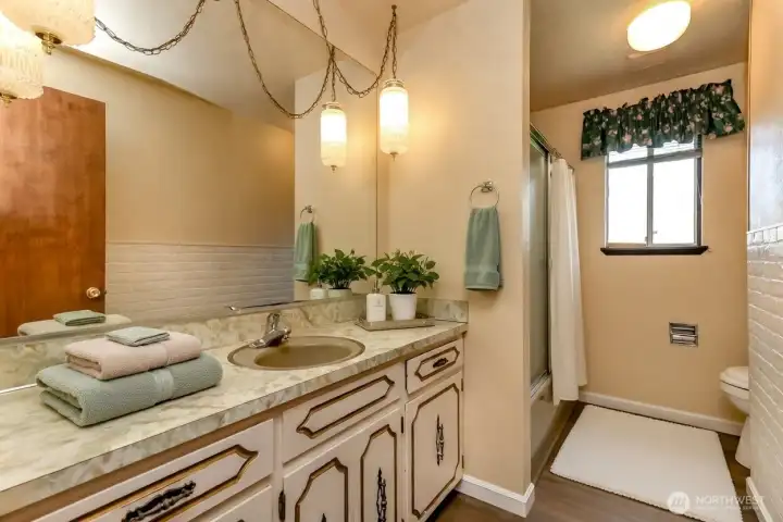 Virtually staged full bath