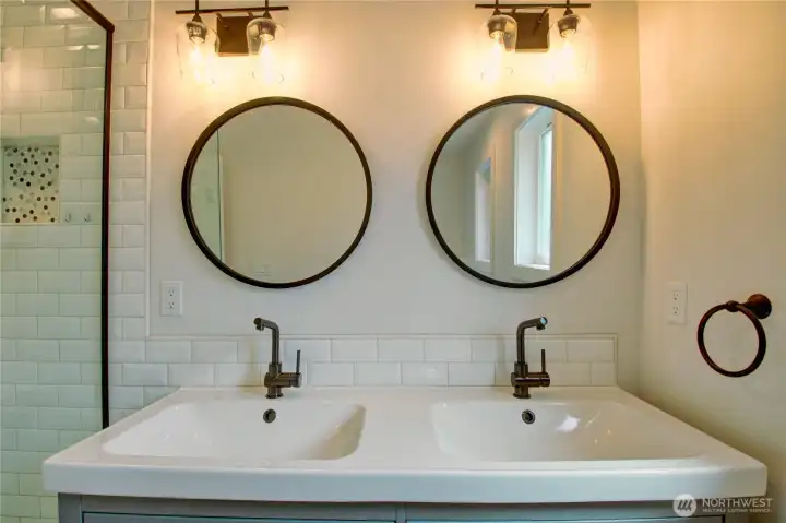 En-suite double vanity with modern finishes