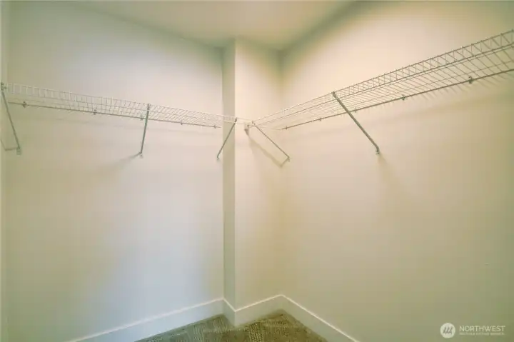 En-suite's walk-in closet