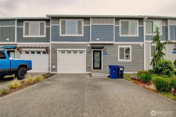 Single car garage, but double car driveway.