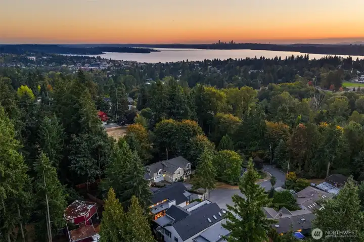 Beautifully situated at the top of a quiet Highlands cul-de-sac, just minutes from premier parks, downtown Kirkland, the Cross Kirkland Corridor, waterfront parks, and award-winning Lake Washington schools. A lifestyle many travel to experience — beautiful waterfront moments, vibrant surroundings, and some of the Pacific Northwest’s most stunning sunsets.