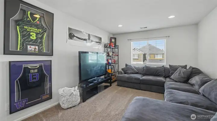 Large bonus room.