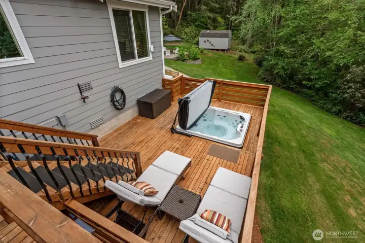 Lower deck for chillaxing!