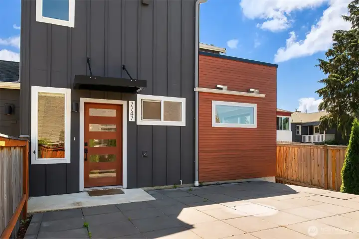 Spacious patio for dinners al fresco, lounging, and hosting!