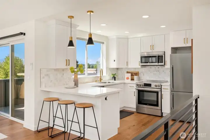 Super sunny kitchen with a peninsula for quick bites