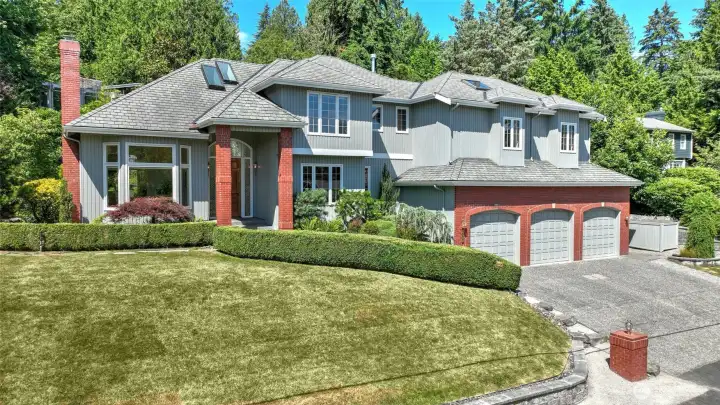 Lovingly maintained by its original owners. Lovingly maintained by its original owners.