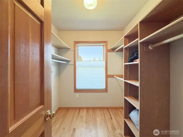 Primary Has Walk-In Closet