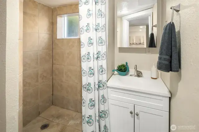 Lower level 3/4 bath.