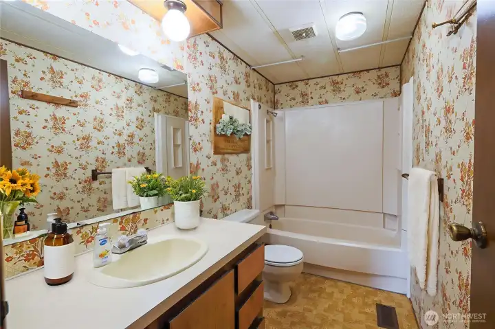 Full bath in hallway