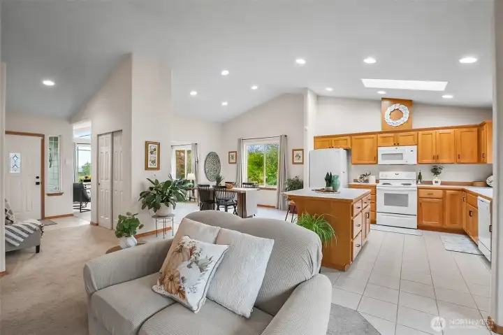 Family room (to kitchen)