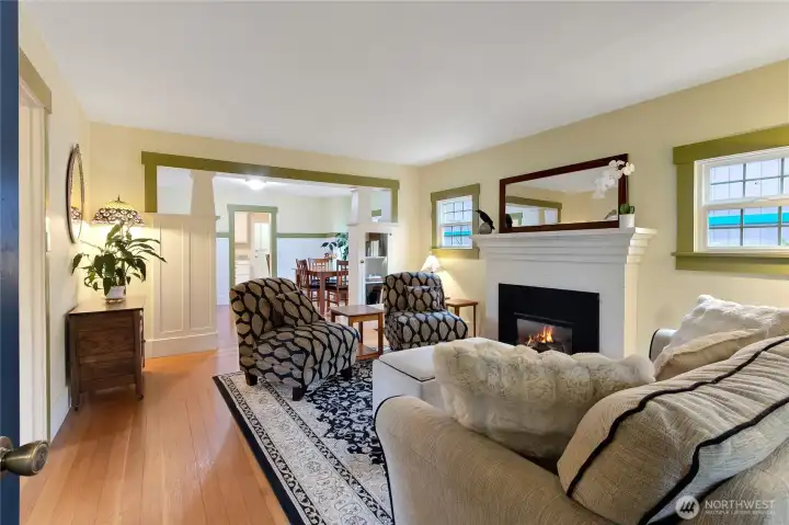 Beautiful craftsman interior, with gas fireplace, original floors and woodwork.