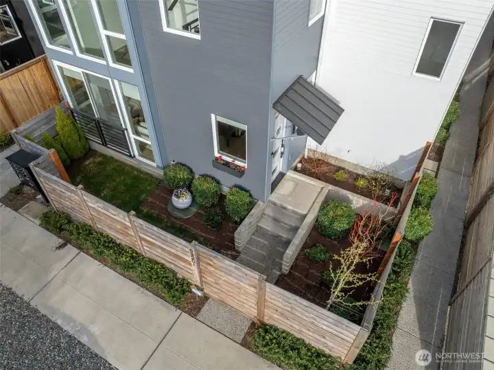 Fully fenced private entry