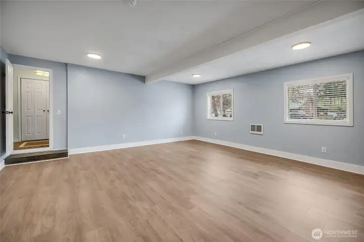 Big bonus room with access from the entry.